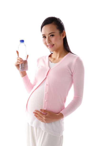 孕妇手拿矿泉水图片下载