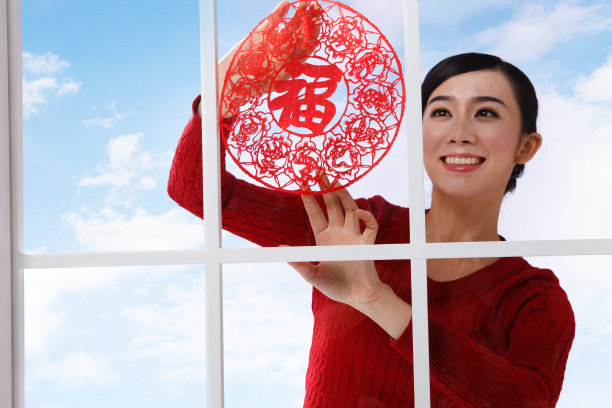 青年男女恭贺新年图片下载