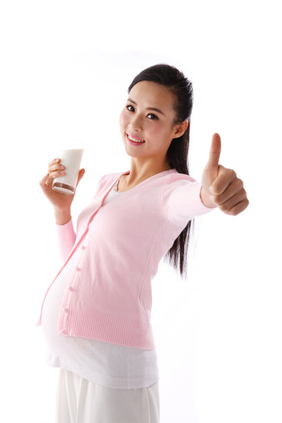 孕妇手拿牛奶杯图片下载