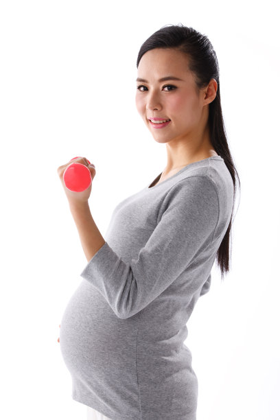 孕妇举哑铃锻炼图片下载