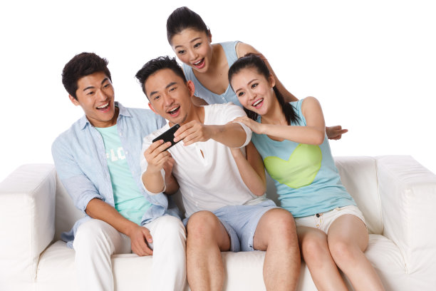 时尚活力的年轻人看手机图片下载