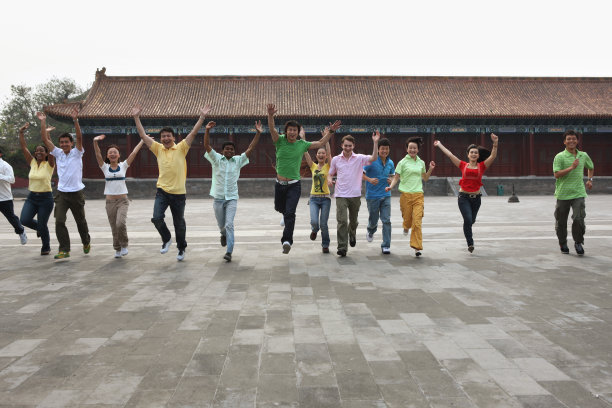 东西方人欢聚在故宫太庙图片下载