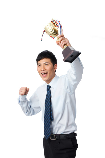 商务男人高举奖杯图片下载
