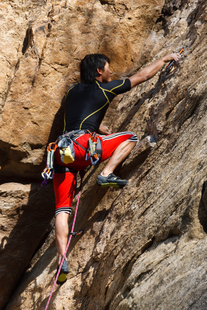 东方男人户外攀岩图片下载