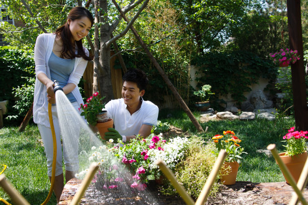 东方夫妇户外种花图片下载