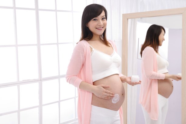 孕妇涂抹按摩膏图片下载