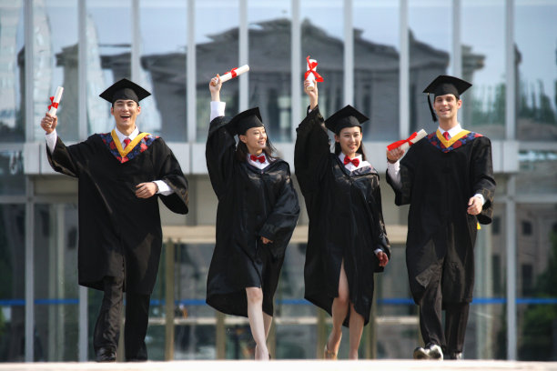 四个身穿学士服的大学生图片下载