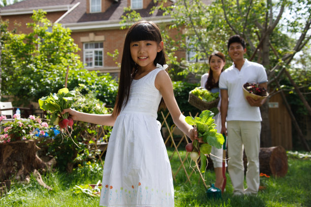 东方三口之家绿色生活图片下载