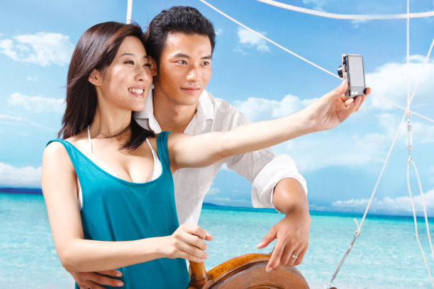 东方情侣海滩休闲生活图片下载