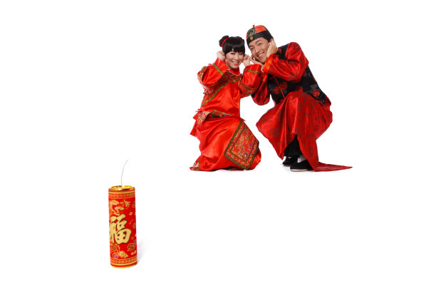 青年男女放鞭炮图片下载