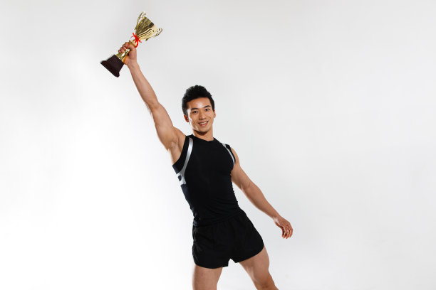 东方青年男子高举奖杯图片下载