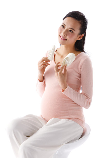 孕妇手拿婴儿鞋图片下载