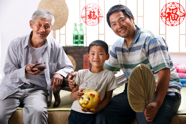 农民祖孙三代坐在家中休息图片下载