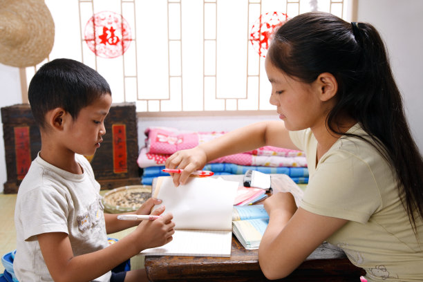 姐弟两人在家写作业图片下载