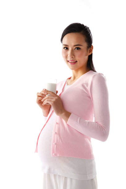 孕妇手拿牛奶杯图片下载