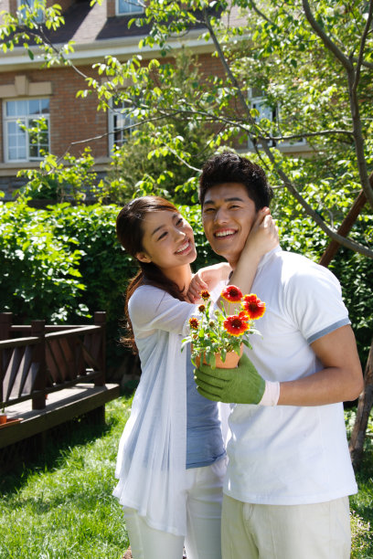 东方夫妇户外种花图片下载