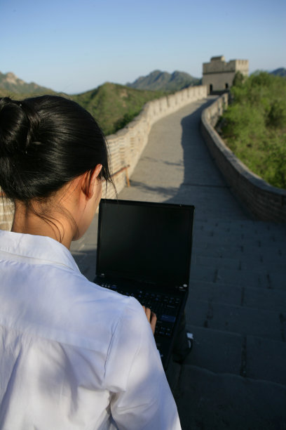 女商务人士在长城上使用笔记本电脑图片下载