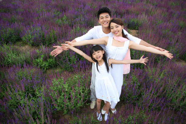 东方三口之家户外郊游图片下载