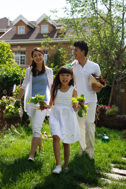 东方三口之家绿色生活图片下载