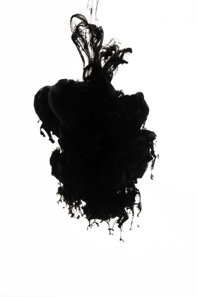 黑色墨水在水中图片下载
