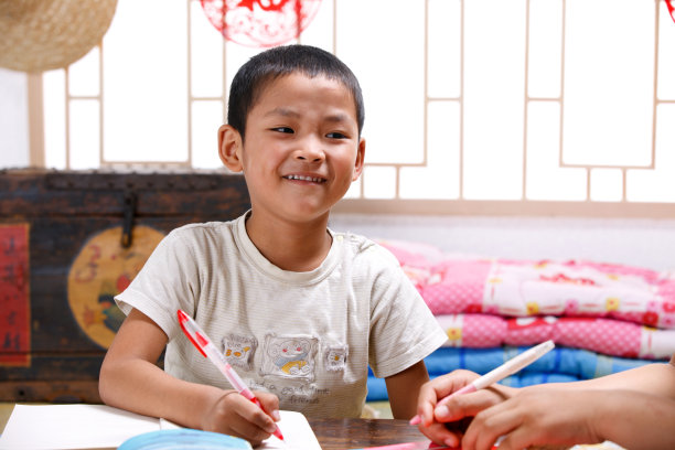 姐弟两人在家写作业图片下载