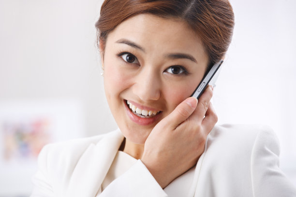青年商务女士打电话图片下载