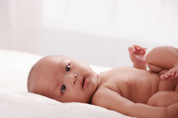 一个婴儿躺在室内床上休息图片下载