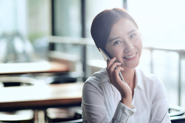 商务女士打电话图片下载