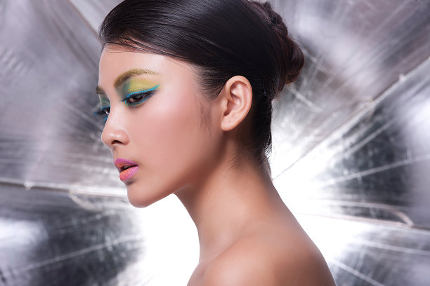 年轻女人彩妆图片下载