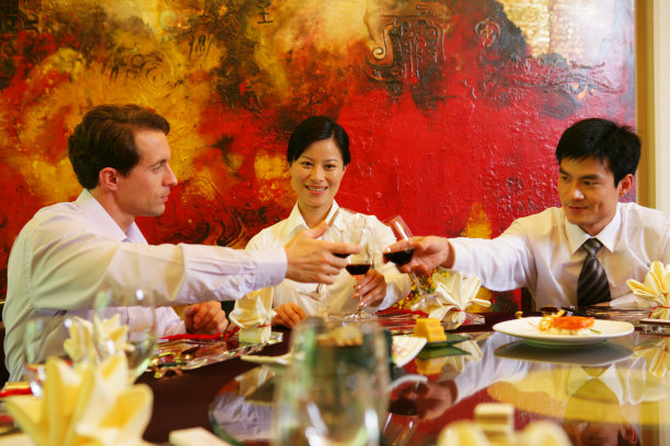 中外商务人士在酒店餐厅碰杯图片下载