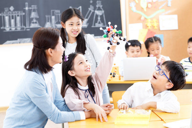 女教师和小学生在教室里图片下载