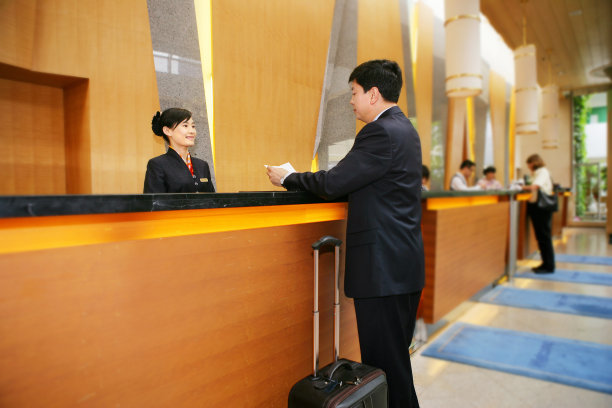 商务人士在酒店前台图片下载