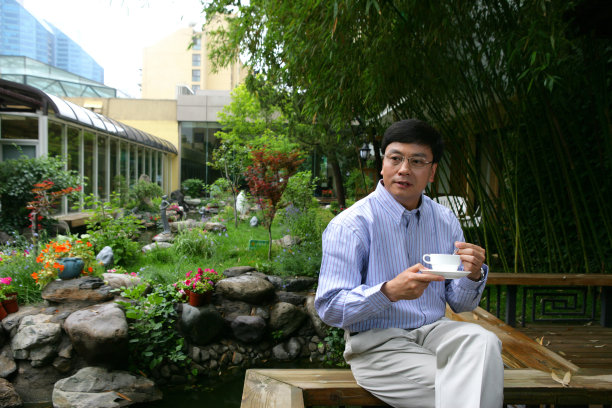 商务人士在酒店阳台饮茶喝咖啡图片下载