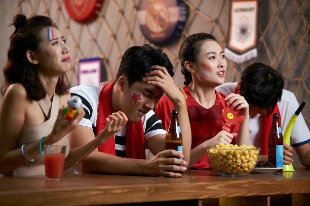 球迷们看球赛图片下载