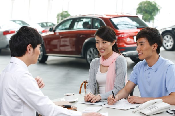 夫妇在4S店购买汽车图片下载