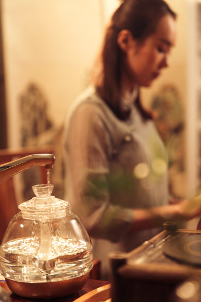 青年女人泡茶图片下载