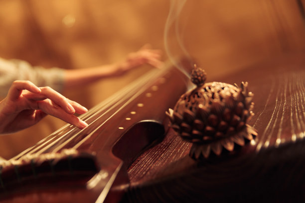 青年女人弹七弦琴图片下载