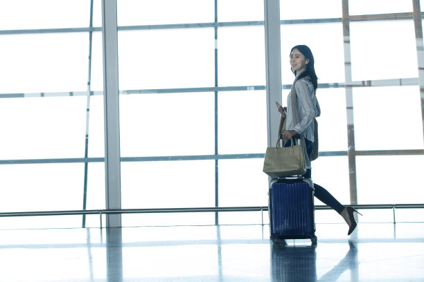 商务女人在候机厅图片下载
