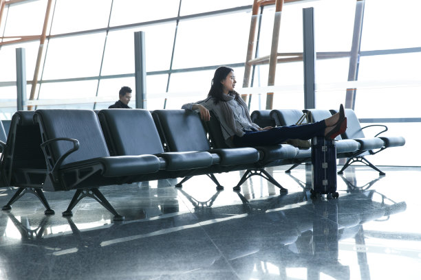 商务男女在候机大厅图片下载