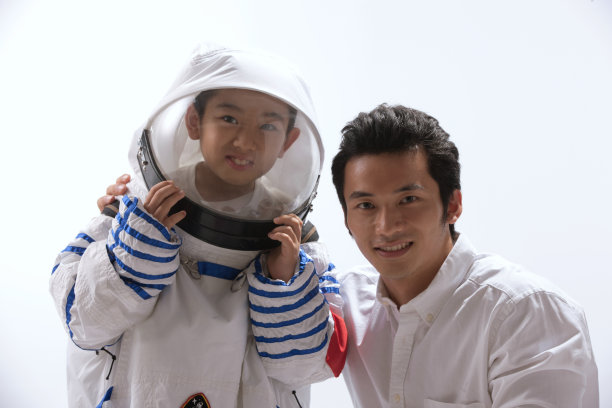 穿着宇航服的小男孩和宇航员在一起图片下载