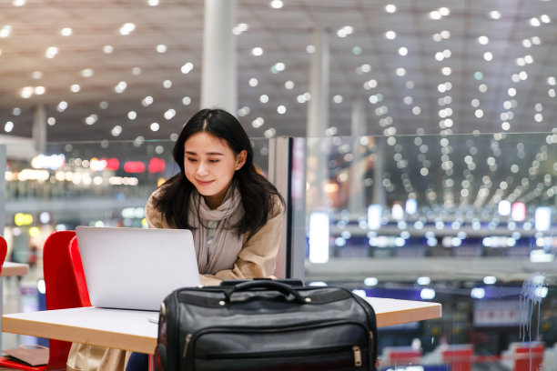 商务女人在候机厅图片下载