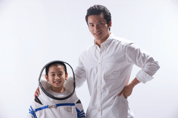 穿着宇航服的小男孩和宇航员在一起图片下载