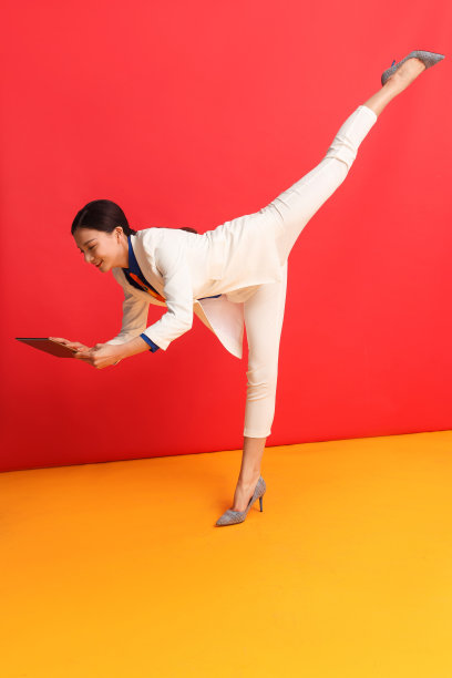 青年商务女人看平板电脑图片下载