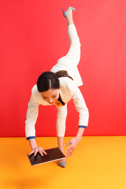 青年商务女人使用平板电脑图片下载