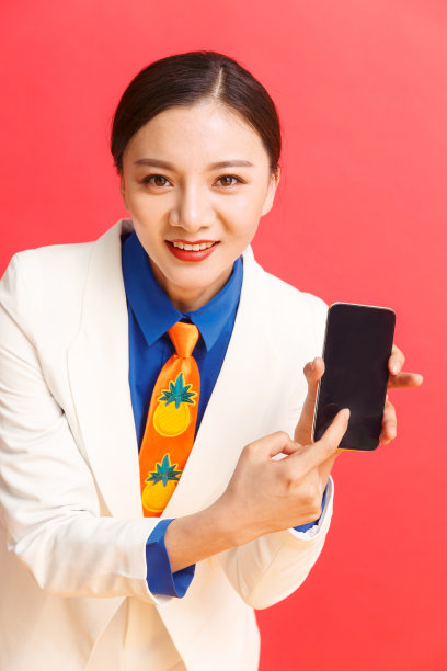 拿着手机的青年女人图片下载