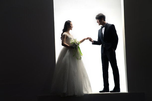 浪漫的新郎和新娘图片下载