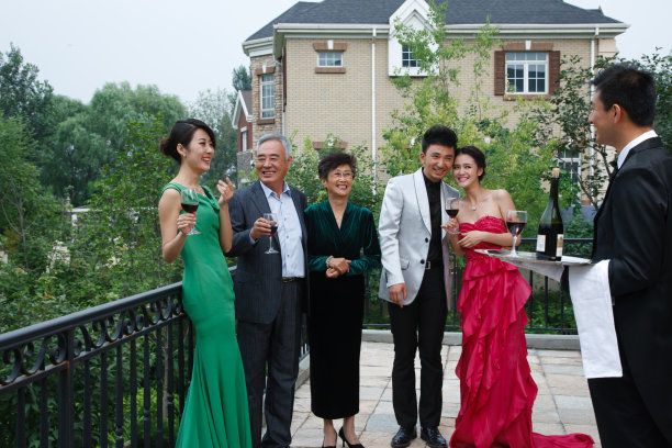 东方人家庭聚会图片下载