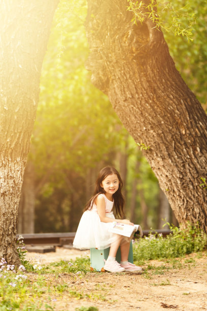 可爱的小女孩在户外图片下载