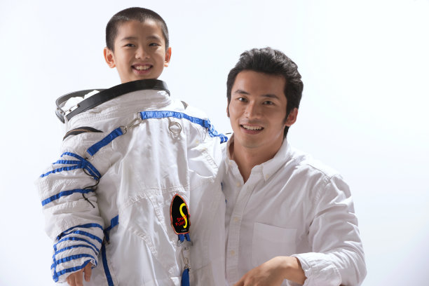 穿着宇航服的小男孩和宇航员在一起图片下载
