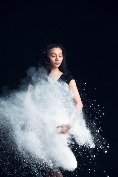 青年女人在跳芭蕾舞图片下载